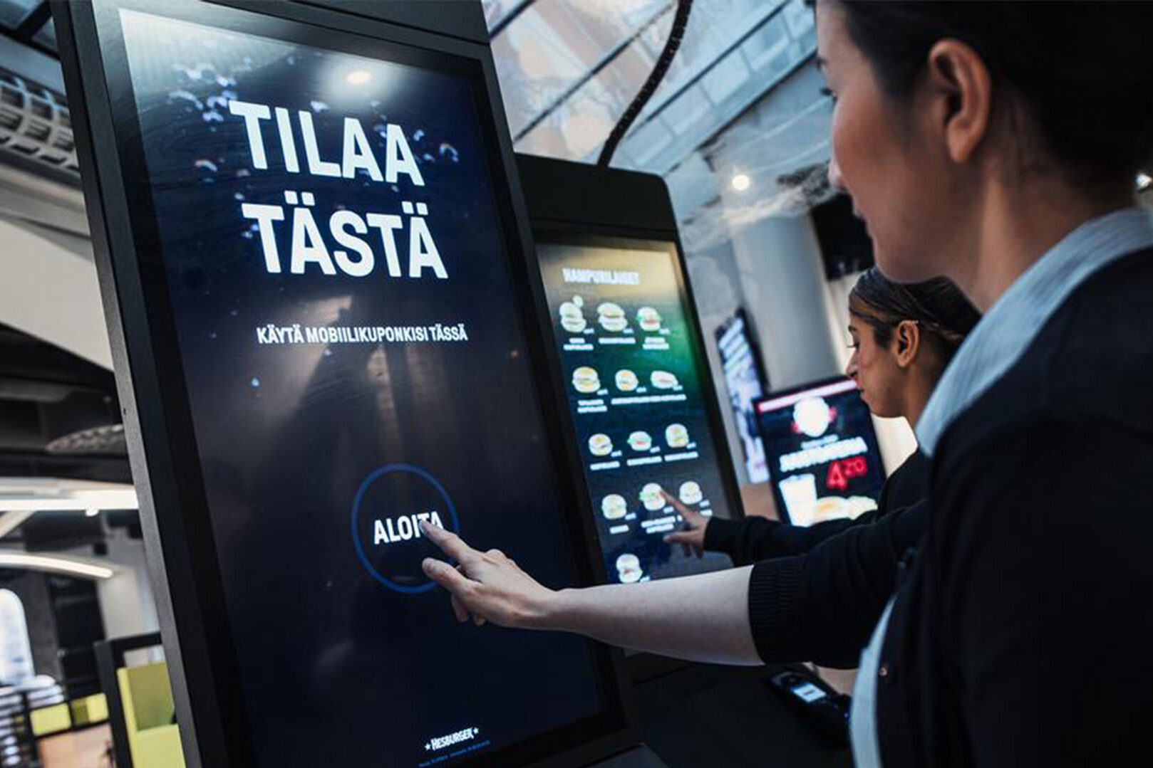 PASSPORT 32 Hesburger. Una mujer hace un pedido en la terminal.