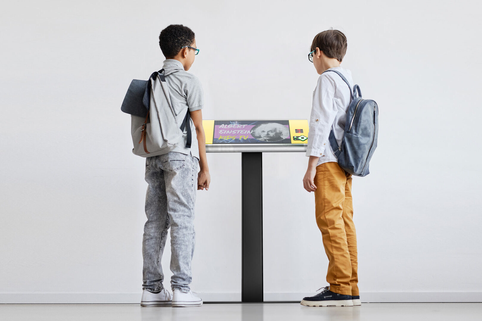 Niños frente al Neo21.5 como punto de servicio en un museo