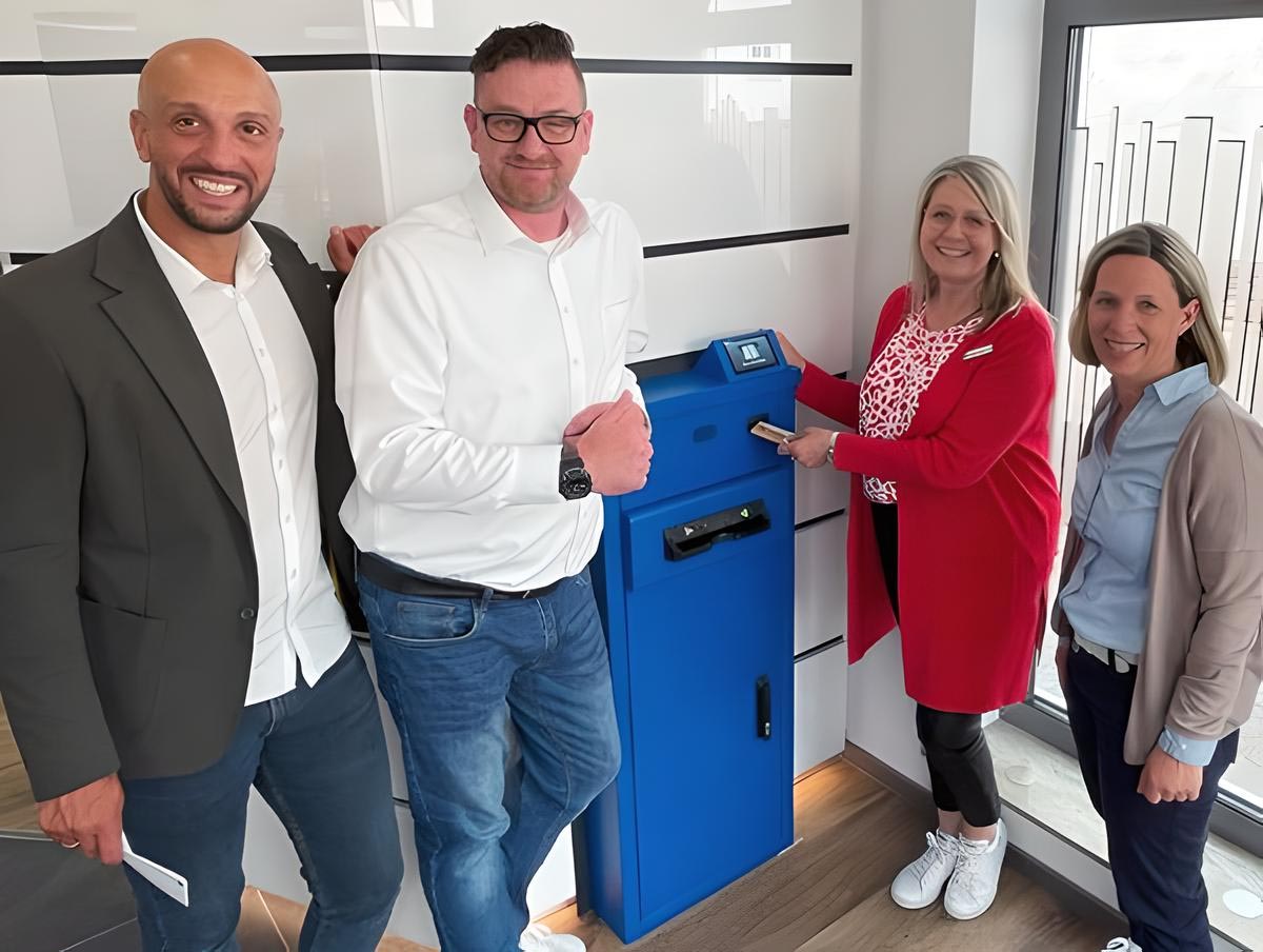 Entrega del Giro-Scan-Box 2.0 por parte de GEVA-Group a los empleados de VR-Bank Fläming eG en Luckenwald