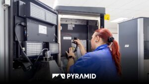 La consejera provincial Petra Enders durante su visita a las instalaciones de producción de « Pyramid » —Computer — en Ichtershausen
