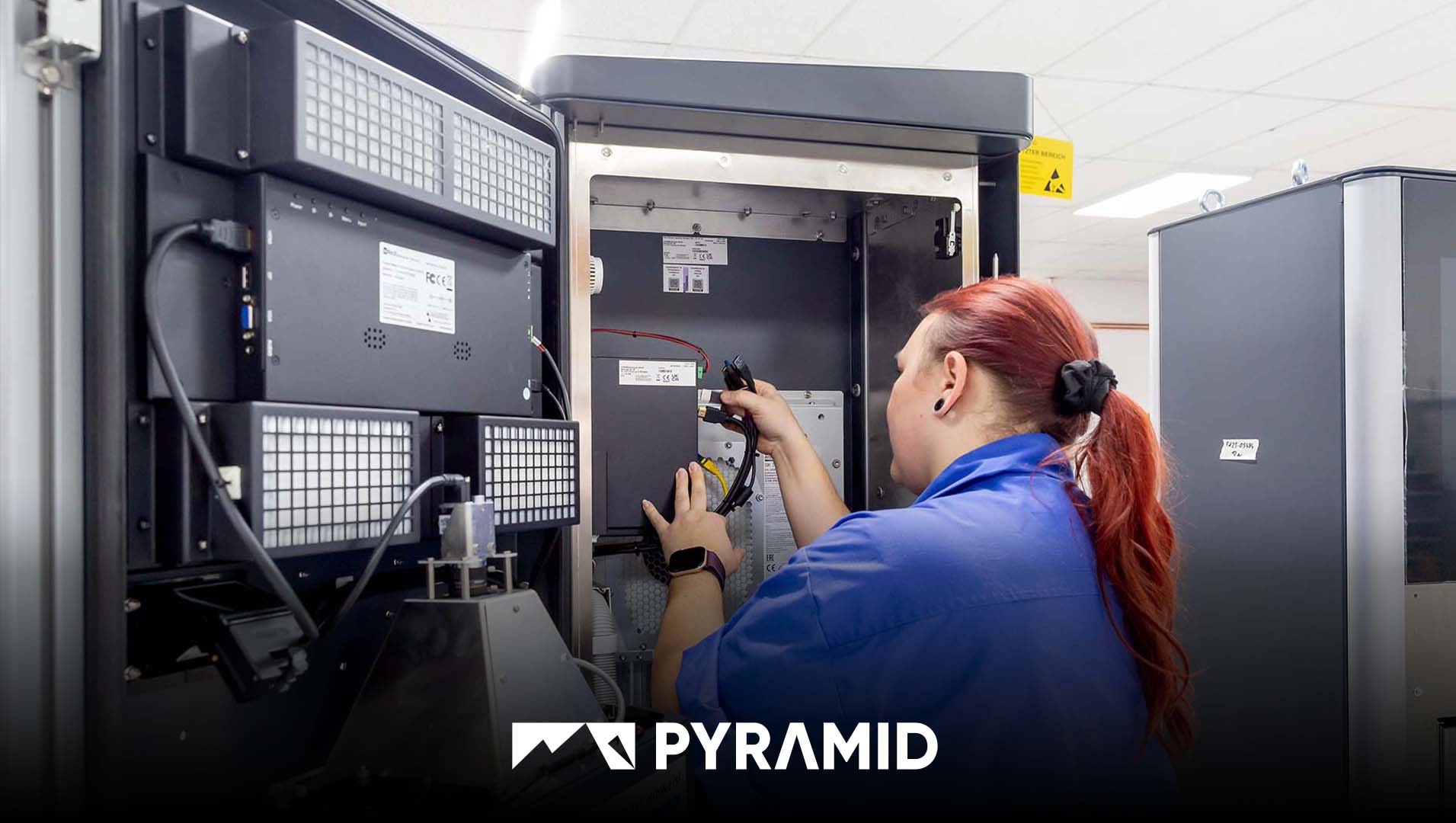 La consejera provincial Petra Enders durante su visita a las instalaciones de producción de « Pyramid » —Computer — en Ichtershausen
