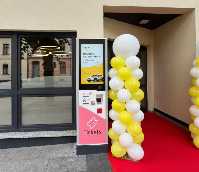 OUTDOOR POLYTOUCH OUTDOOR de Pyramid Computer software de tickets AMCON.TV en el centro de atención al cliente de la empresa municipal Stadtwerke Strausberg.