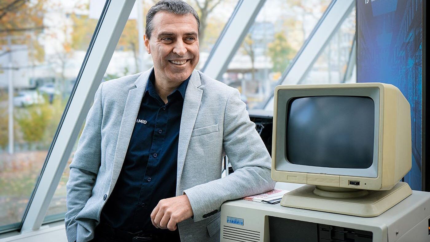 Peter Trosien, Geschäftsführer der PyramidComputer GmbH, mit einem Pyramid-PC aus den späten 80er Jahren
